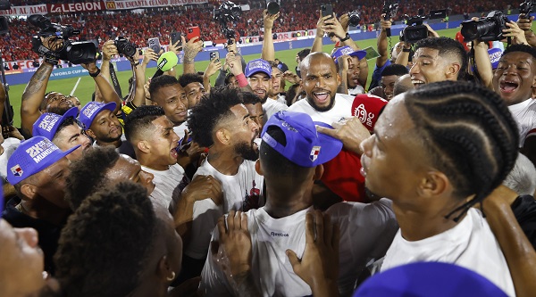 Jugadores de Panamá en la celebración de la clasificación en el estadio Rommel Fernández. Foto: EFE