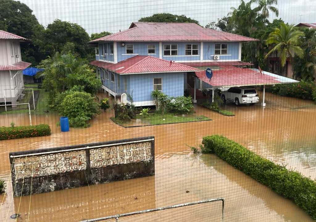 Las lluvias azotaron desde la madrugada de hoy.