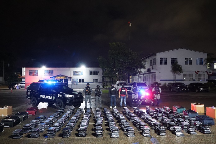 Los sospechosos, la droga, el panel y demás indicios quedaron a órdenes de la Fiscalía de Drogas.  /  Foto: PN