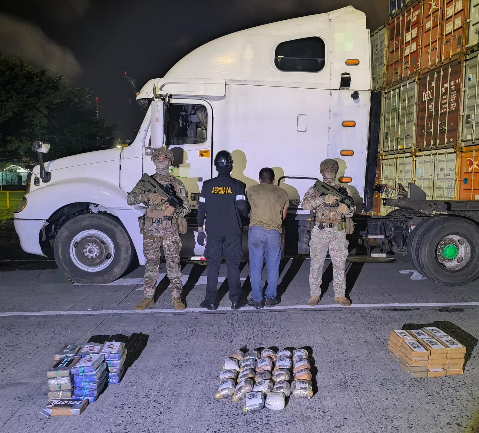 Los paquetes de droga ocultos en camión articulado.