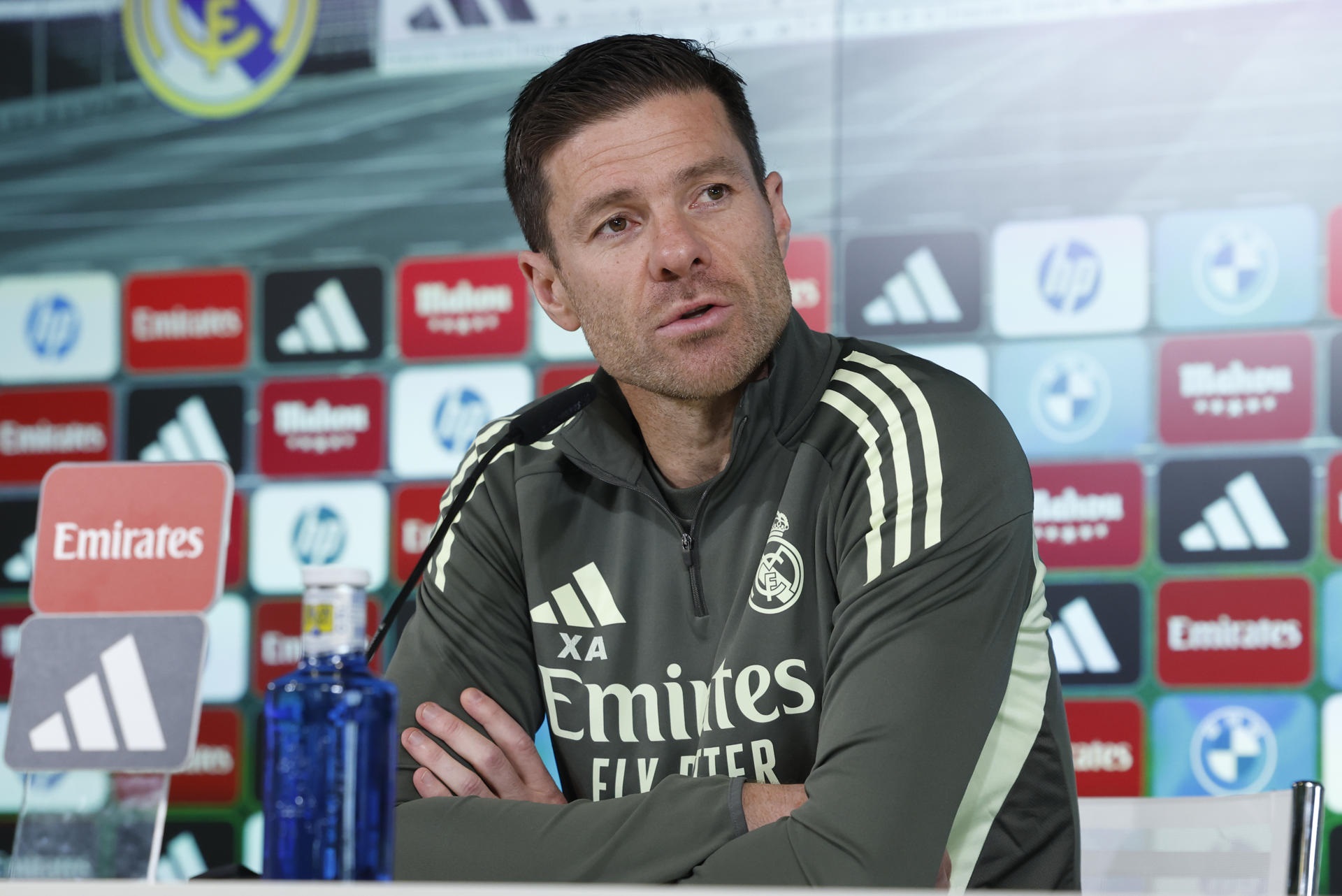 El entrenador del Real Madrid, Xabi Alonso, durante la rueda de prensa tras el entrenamiento realizado este sábado. /EFE