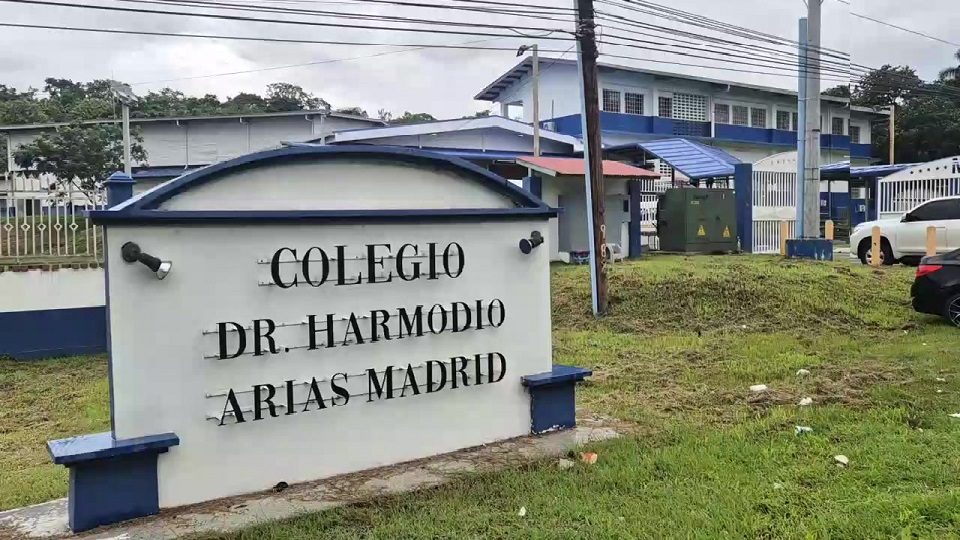 Fachada del colegio.