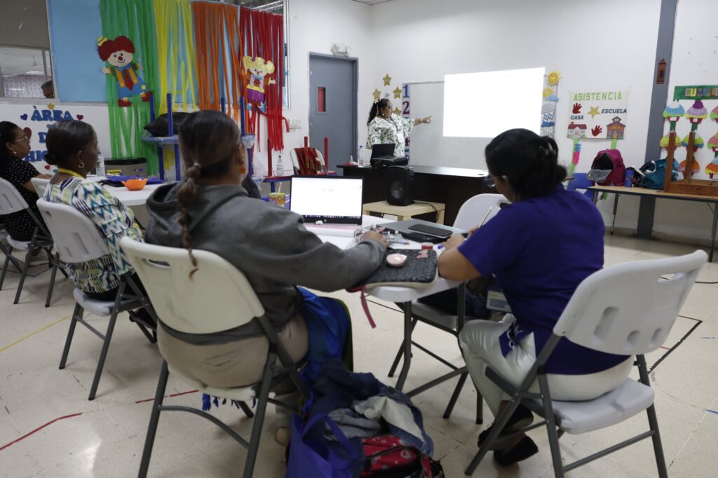 Capacitación de los facilitadores encargados de instruir a sus demás compañeros docentes.