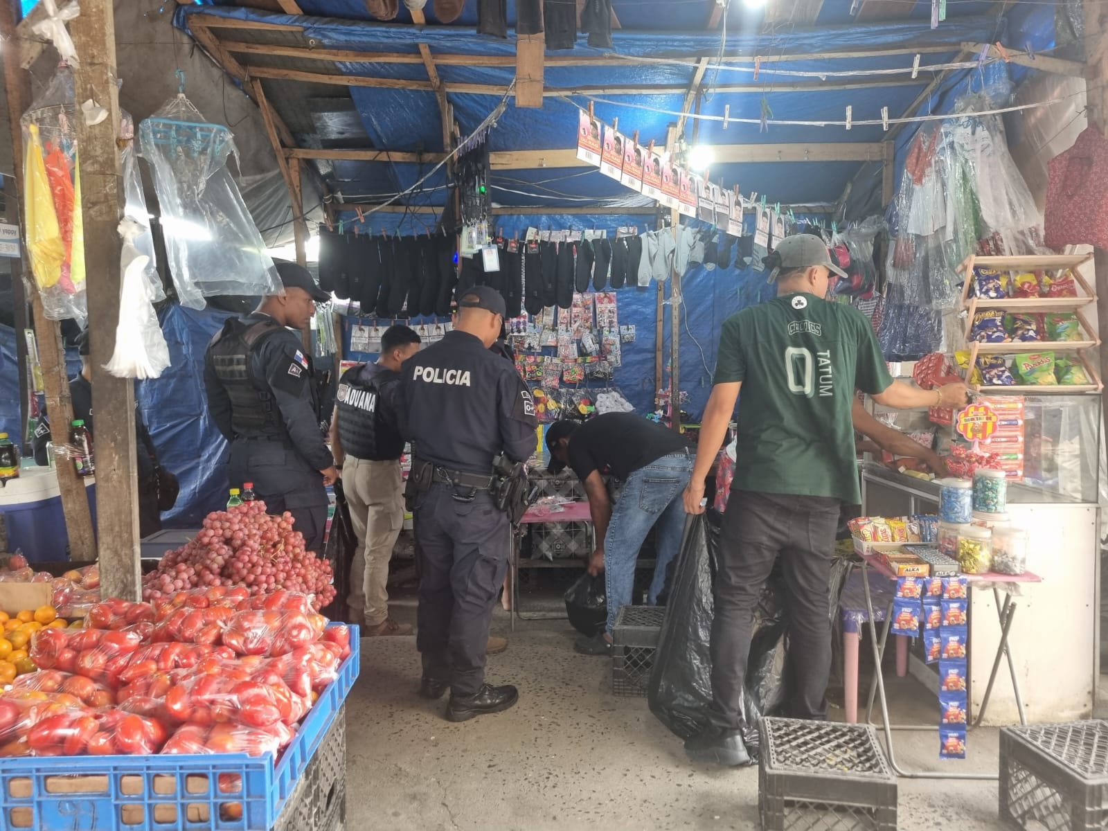 Unidades policiales e inspectores de Migración apoyaron en la acción de desalojo.