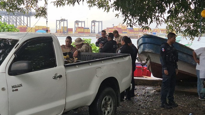 El cadáver de Grand quedó al pie del vagón de un pick up blanco.  /  Foto: Diómedes Sánchez