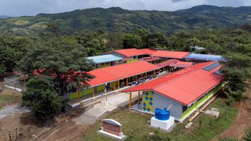 Modernas y cómodas escuelas.