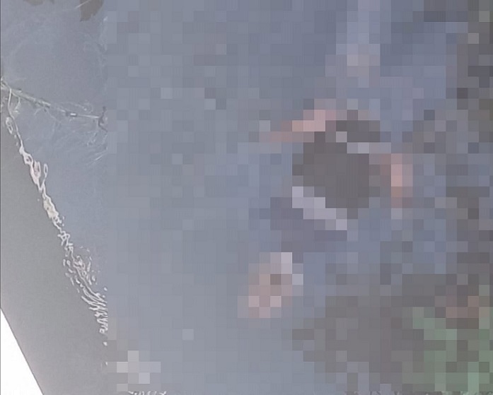 El cadáver estaba flotando boca abajo en el canal, justo debajo del puente vehícular.  /  Foto:  mzqnoticias_