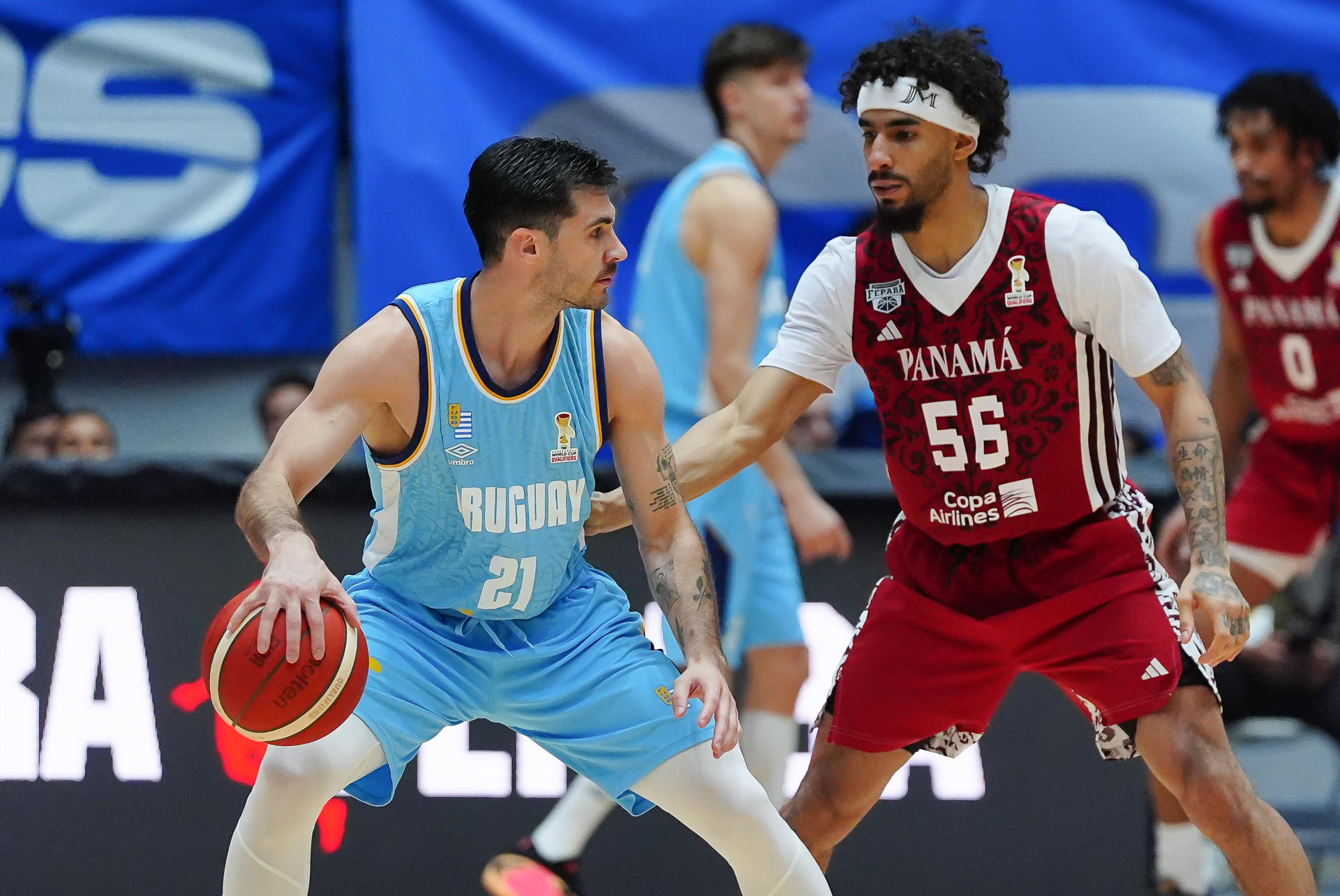 Jhivvan Jackson (d) de Panamá disputa un balón con Luciano Parodi de Uruguay. /EFE