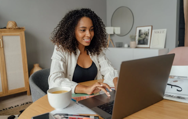 Es importante evitar ingresar información bancaria en enlaces que llegan por mensajes de texto. Foto: Pexels