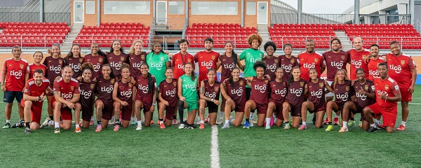 Selección Mayor Femenina de Fútbol y el cuerpo técnico. Foto: FPF