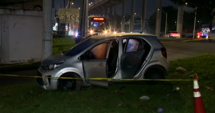 Los ocupantes del vehículo intentaron huir a toda costa, pero terminaron chocando