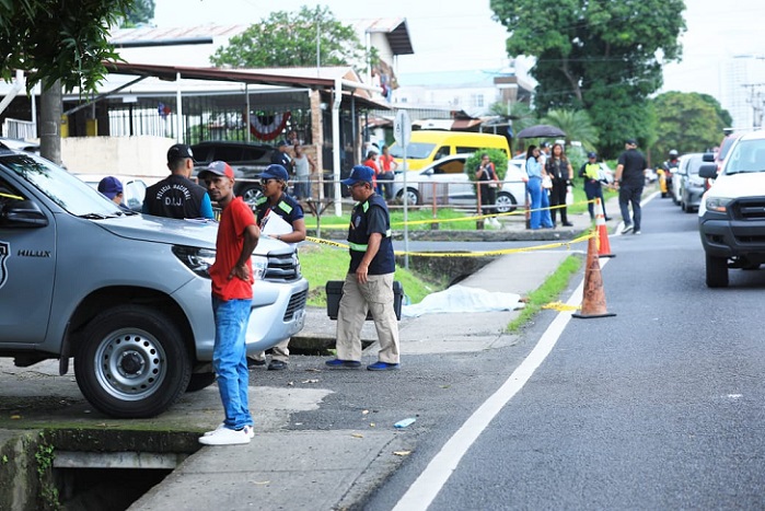 El motociclista perdió el control del volante y chocó contra el puentecito.  /  Foto: Landro Ortiz