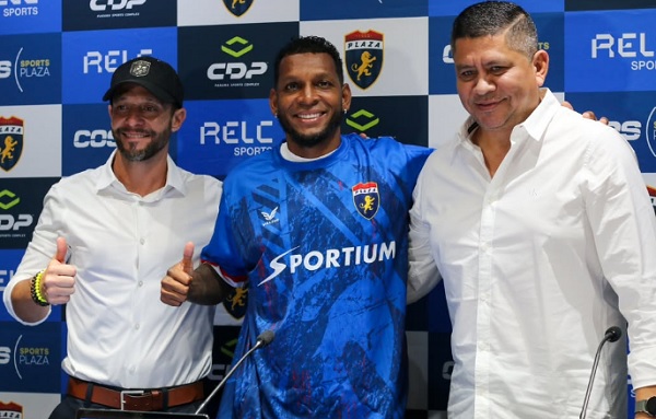 Alberto 'Negrito' Quintero (c) durante la firma del contrato. Foto: Plaza Amador