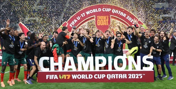 Jugadores de la Selección de Portugal en la premiación. Foto: EFE