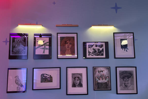 Bad Bunny y la Fundación Good Bunny abrieron una experiencia inmersiva con elementos de la cultura navideña. Foto: EFE