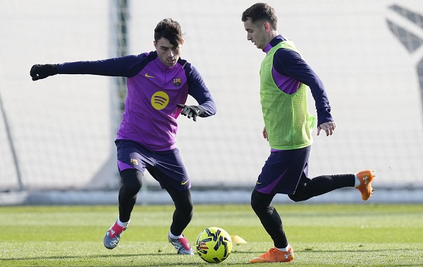 Pedri Gonzalez (i) y Marc Casadó (d) durante el entrenamiento del viernes del Barcelona FC. Foto: EFE