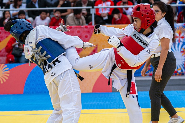La atleta panameña Karoline Castillo (der.) en uno de sus combates. Foto: COP