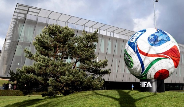 Trionda, una réplica gigante del balón oficial de la Copa Mundial 2026 afuera de las oficinas de la FIFA.