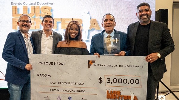La Afutpa entregó recientemente el premio al ganador del Concurso Nacional Luis Rentería, el periodista Gabriel Castillo. Foto: Afutpa