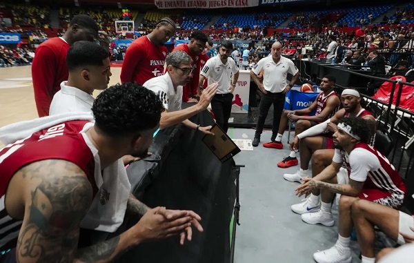 El técnico Gonzalo García habla con los jugadores de la Selección de Baloncesto de Panamá durante el partido ante Uruguay. Foto: FIBA