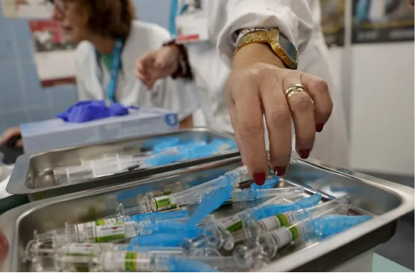 Personal sanitario prepara las vacunas frente a la gripe, en una imagen de archivo. Foto: EFE