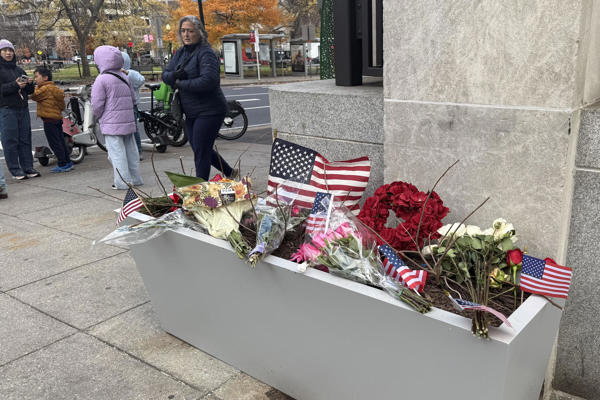Homenaje a los dos Guardias Nacionales que fueron atacados en un tiroteo el pasado miércoles.  Foto: EFE