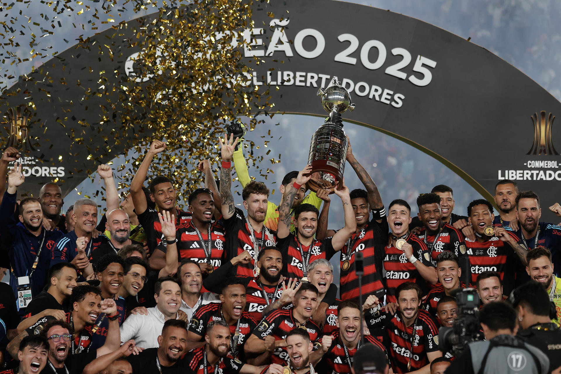 Jugadores de Flamengo celebran con el trofeo al ganar la Copa Libertadores. EFE