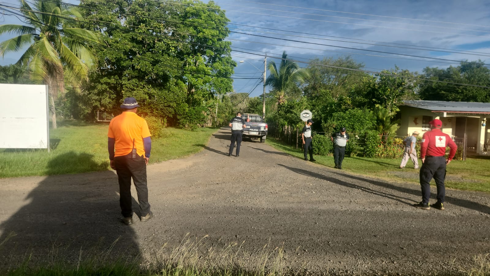 El equipo en búsqueda del ciudadano.