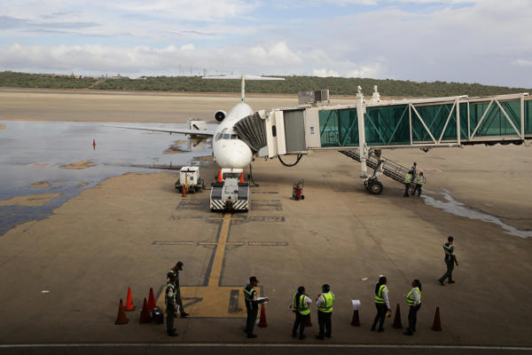 Principal aeropuerto de Venezuela sigue funcionando pese al anuncio de Trump. Foto: EFE