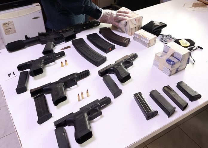 El armamento estaba escondido en la azotea de un edificio ubicado en Calle 18, Santa Ana.  /  Foto: PN