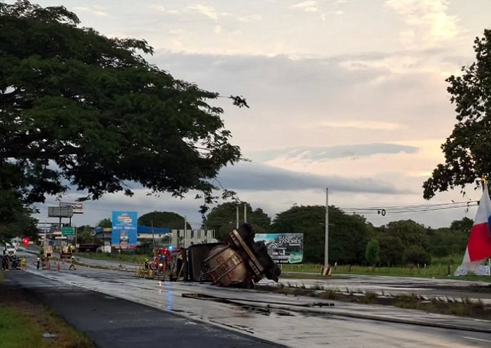 El camión quedó de medio lado en la cuneta que divide los cuatro carriles de la vía.   /  Foto: mifavorita919