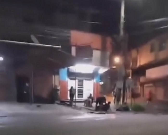 La mayoría de los que estaban en el lugar no hicieron nada.  /  Captura de video: Traficasos