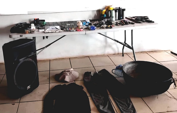 Entre los artículos había varias bocinas, pero una media casi un metro de alto.  /  Foto: PN