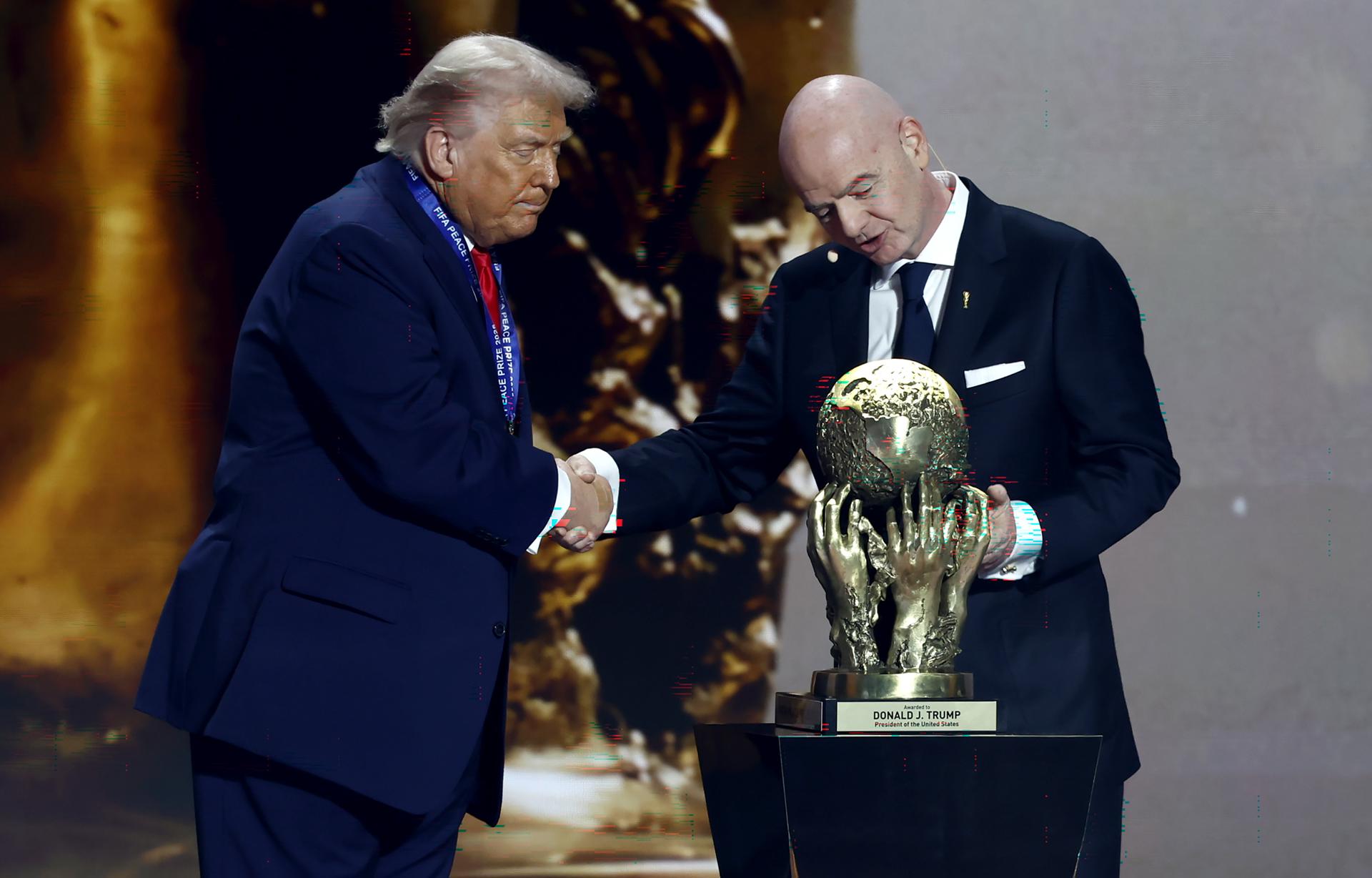 Donald Trump e Infantino. /Foto: EFE