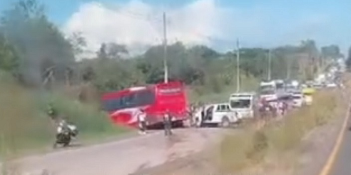 En el accidente se vieron involucrados un autobús de pasajeros y dos pick up.  /  Captura de video coclenews
