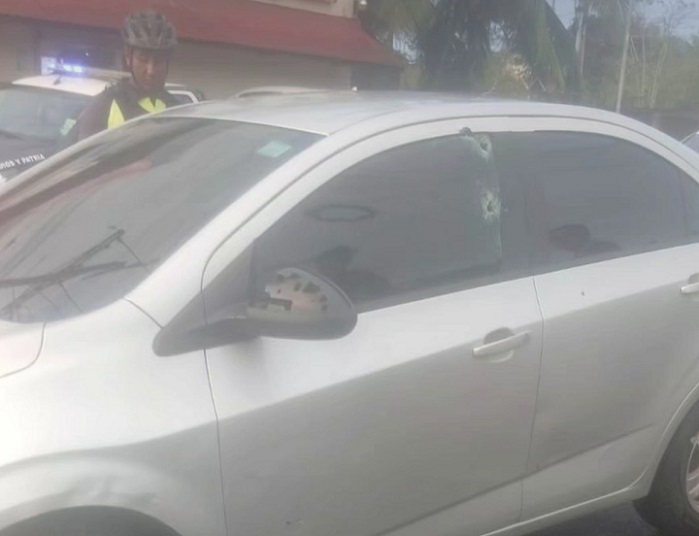 Dos de los balazos dieron en la ventana del conductor.  /  Foto: Diómedes Sánchez