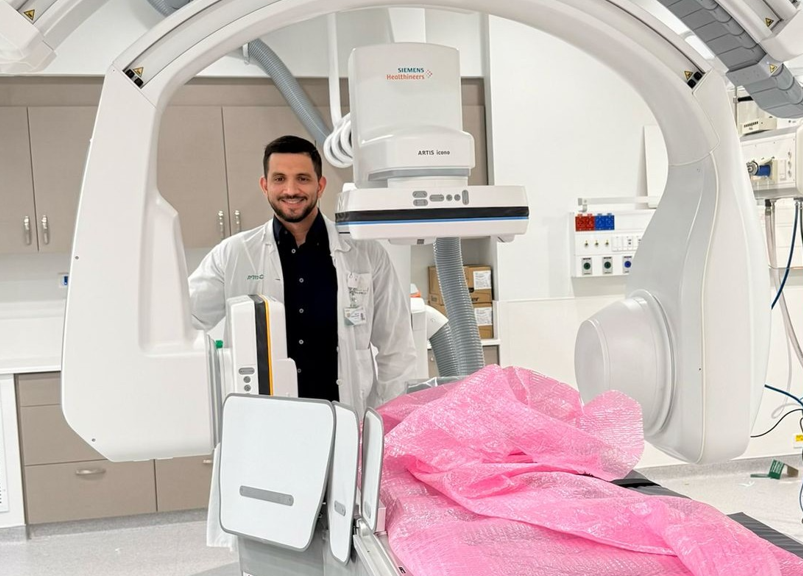 El Dr. De Obaldía trabaja en la sala de neurointervención más avanzada de Israel. Foto: Cortesía