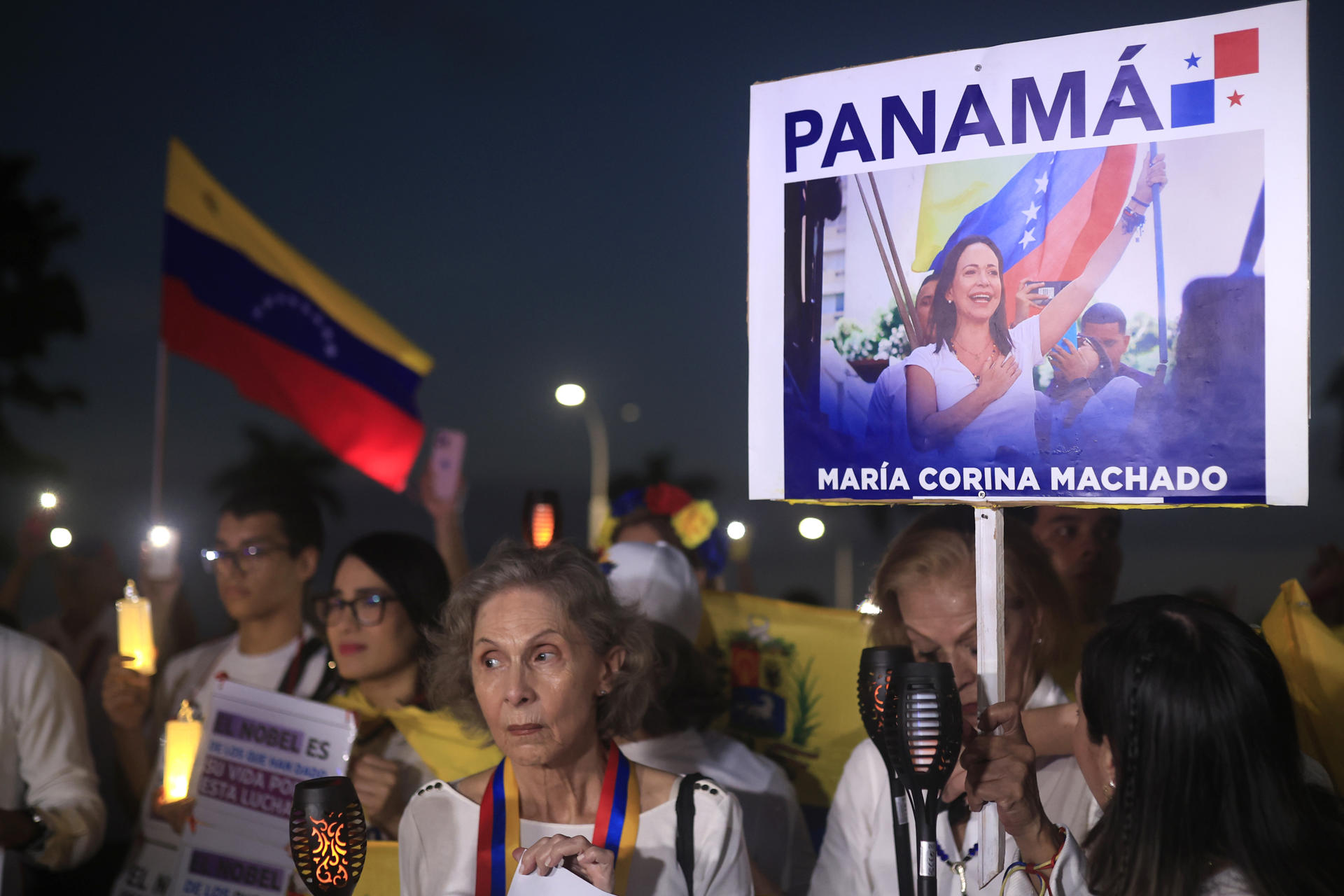 Personas sostienen carteles durante la marcha "por la paz y la libertad" en Venezuela este sábado. /Foto: EFE