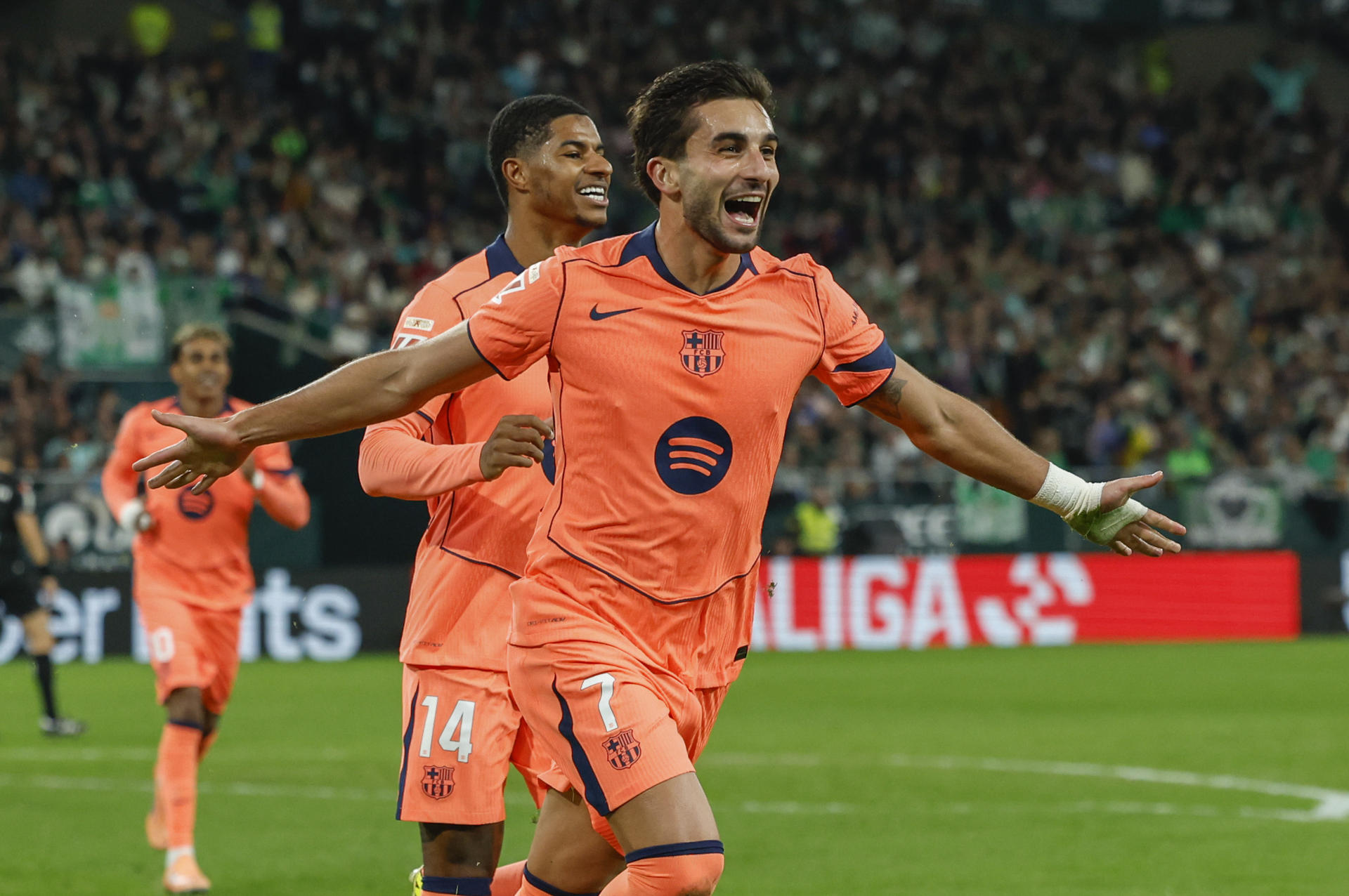 El delantero del Barcelona Ferrán Trorres (d) celebra tras marcar el segundo gol ante el Betis. /Foto: EFE