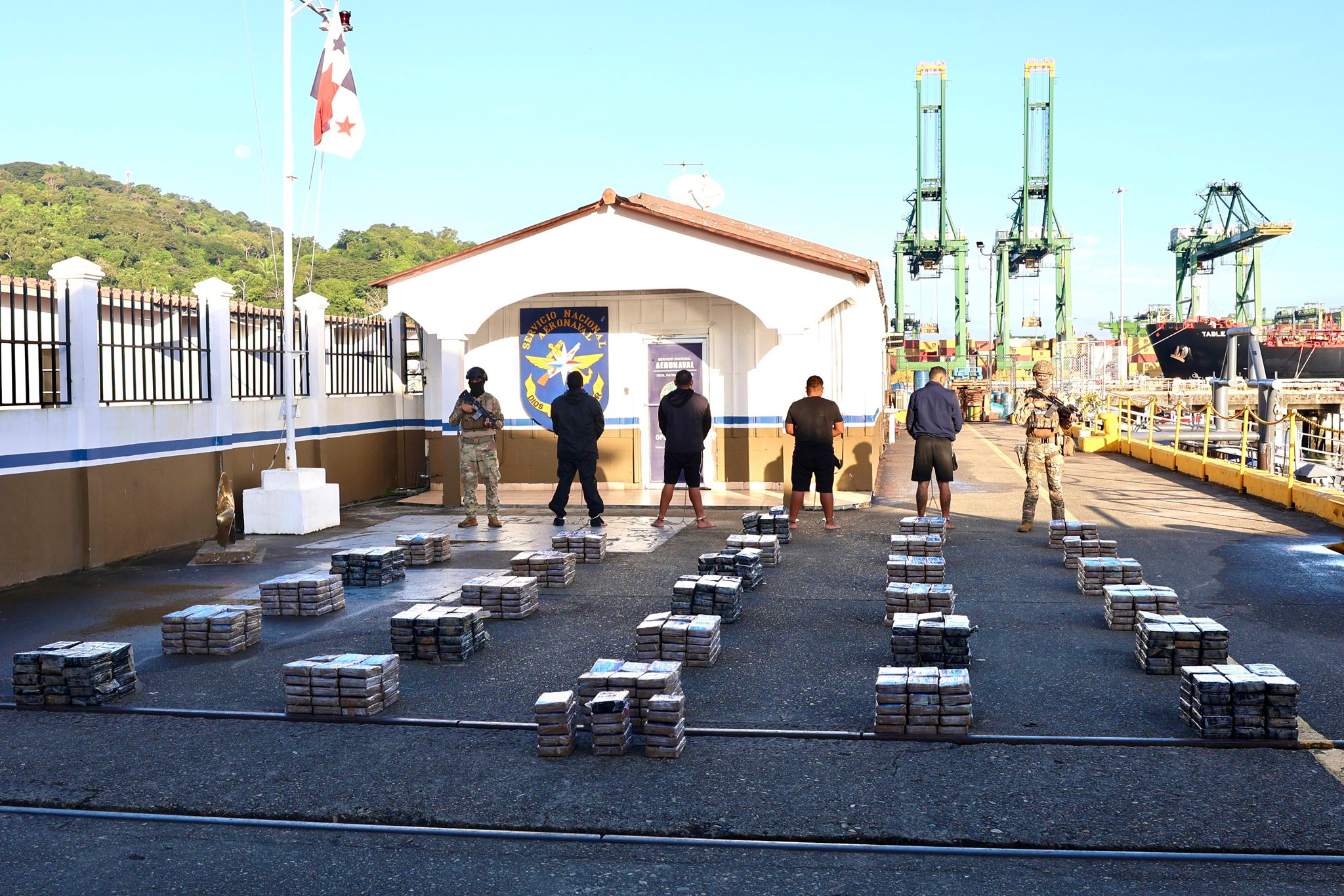 Los paquetes con la sustancia ilícita estaban en una embarcación que fue interceptada al sur de Isla Chepillo. Foto: Cortesía