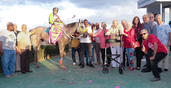 Fernando Jara con el ejemplar Signature Dame durante la ceremonia de premiación. Foto: Hipódromo Presidente Remón