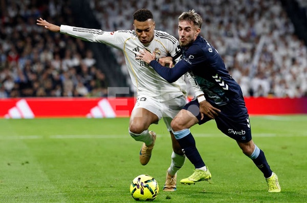 El francés Kylian Mbappé (izq.) disputa el balón. Foto: EFE 