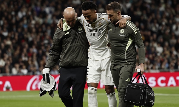 El defensa del Real Madrid Éder Militão se retira lesionado. Foto: EFE