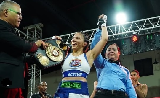 Nataly Delgado cuando es decretada ganadora del combate. Foto: Cortesía