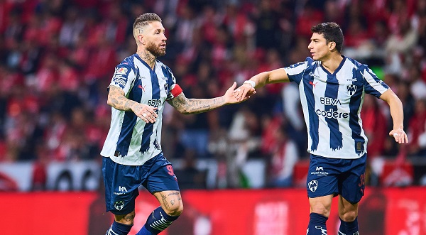 Sergio Ramos (izq.) se despidió de los Rayados del Monterrey. 