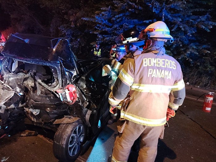 Unidades del Cuerpo de Bomberos colaboraron en la recuperación del vehículo.  /  Foto: Eric Montenegro.