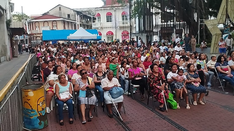 Desde temprano, madres de todas las edades comenzaron a llenar el parque.