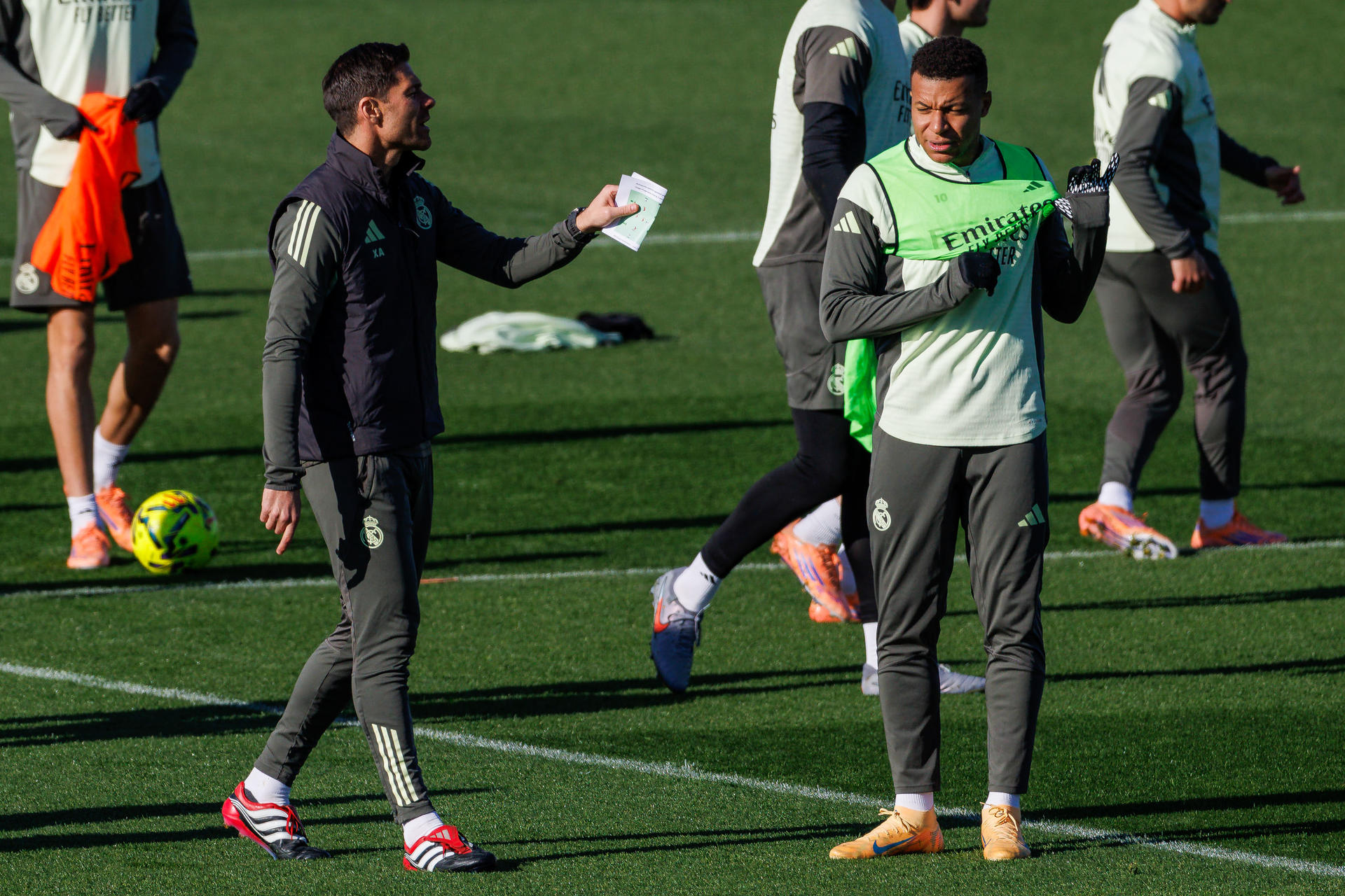 El delantero del Real Madrid Kylian Mbappe (d) y el entrenador, Xabi Alonso, durante el entrenamiento. /Foto: EFE