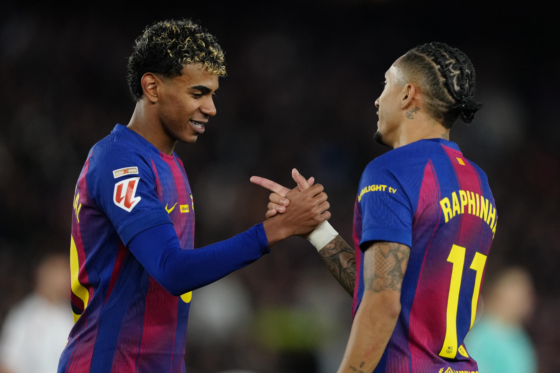 Raphinha (d) celebra su segundo gol ante el Osasuna con su compañero Lamine Yamal (i). /Foto: EFE