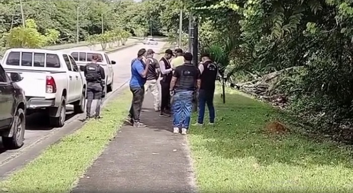 El cadáver estaba tirado en una cuneta.  